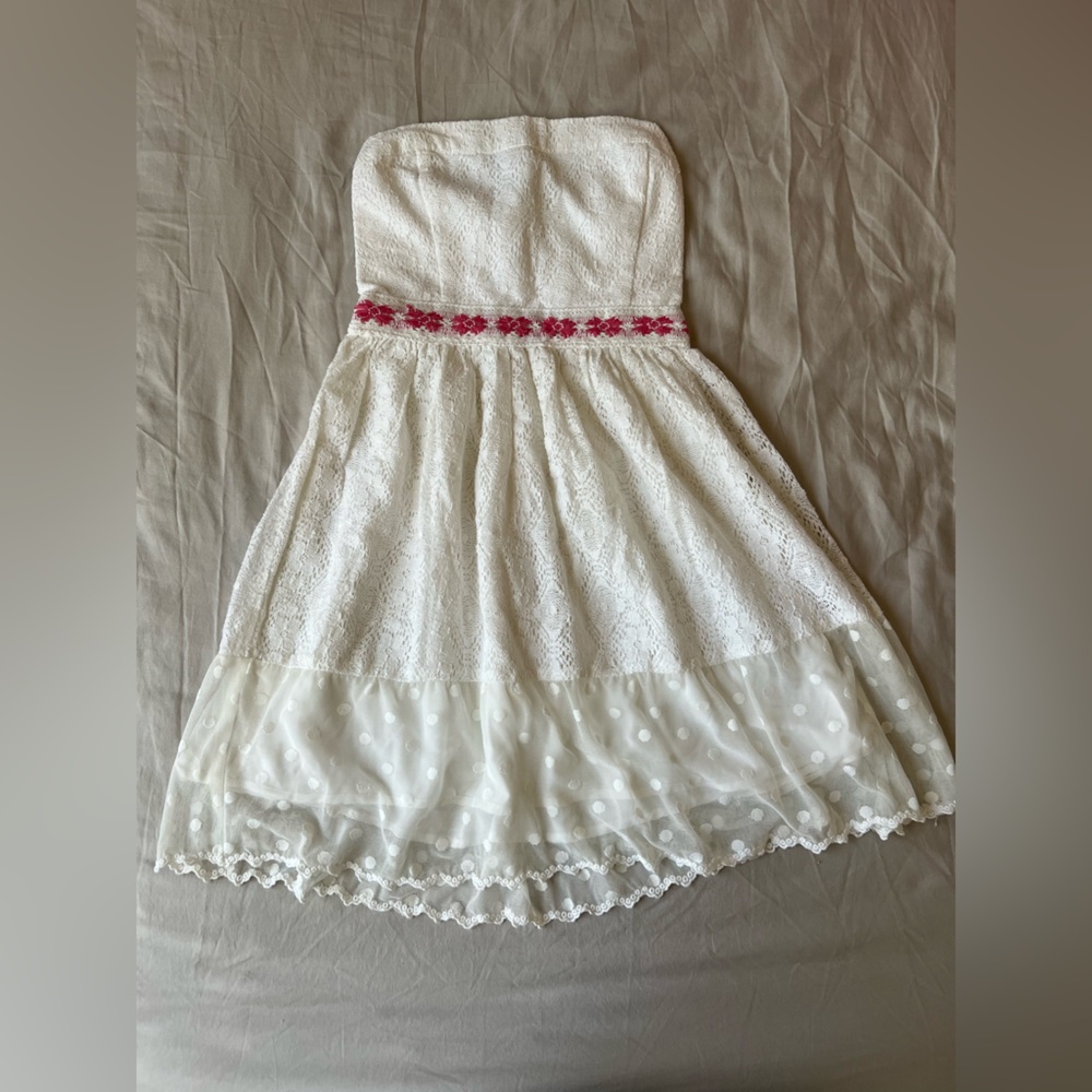 Hollister white dress with pink waistline decor and lace details